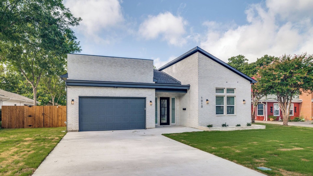 Garland House | STR 4BR Downtown Home. BBG Grill, Fire Pit & Yard