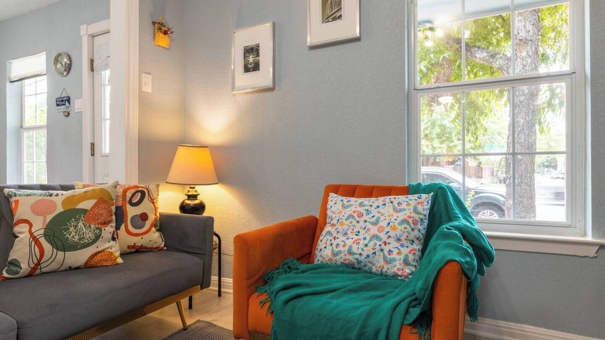 Holly House | Straight-5★ Austin Stay ✔️ Sparkling Clean ❤️ Walk to Top Breweries & BBQ