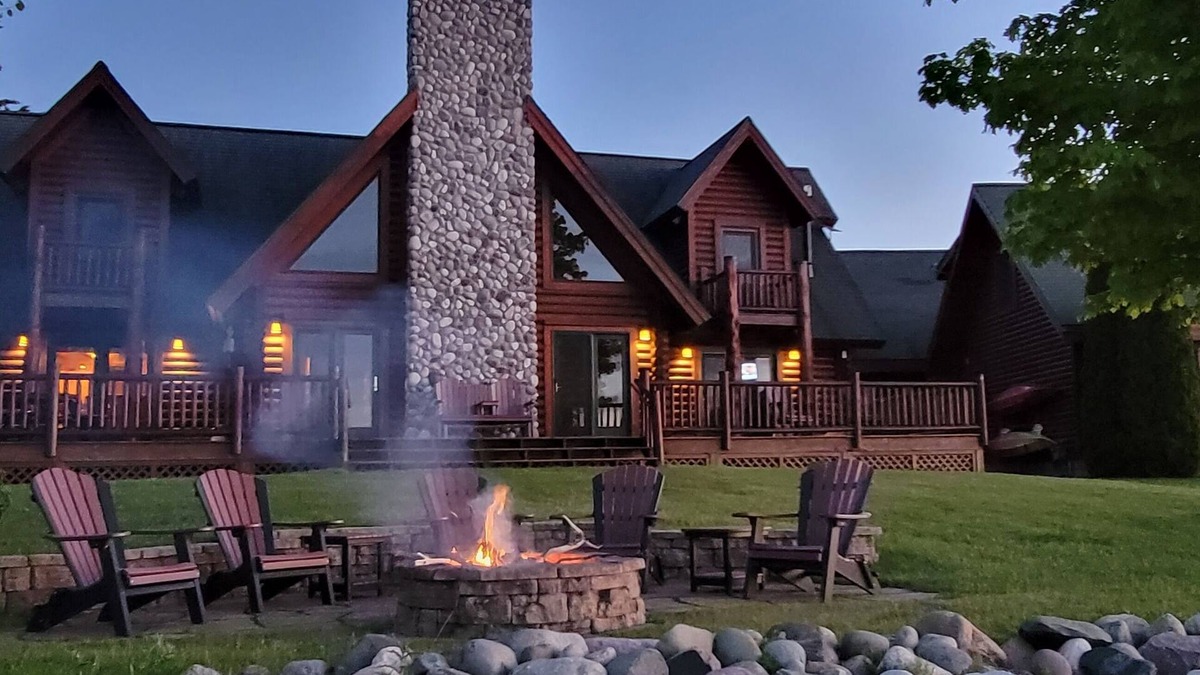 Cheboygan Cabin | Straits of Mackinac Log Lodge - Mackinaw City - SLEEPS 8 MAXIMUM