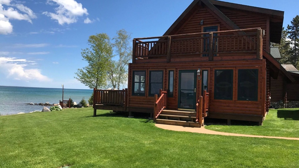 Cheboygan Cabin | Straits of Mackinaw log Cabin. Spectacular views of Mackinac Island! Kayaks incl