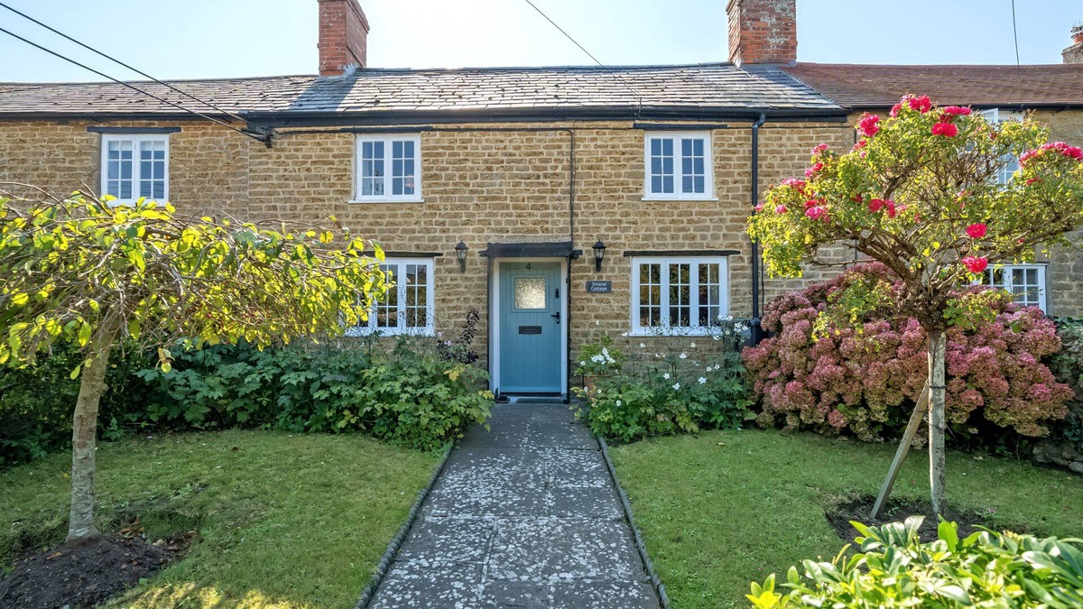 Burton Bradstock House | Strand Cottage - sleeps 4 guests in 2 bedrooms