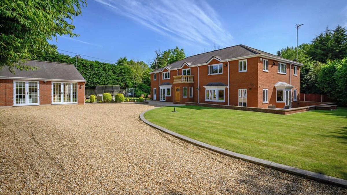 Wixford House | Stratford 4 BR Family Mansion with Pool, Gym & BBQ