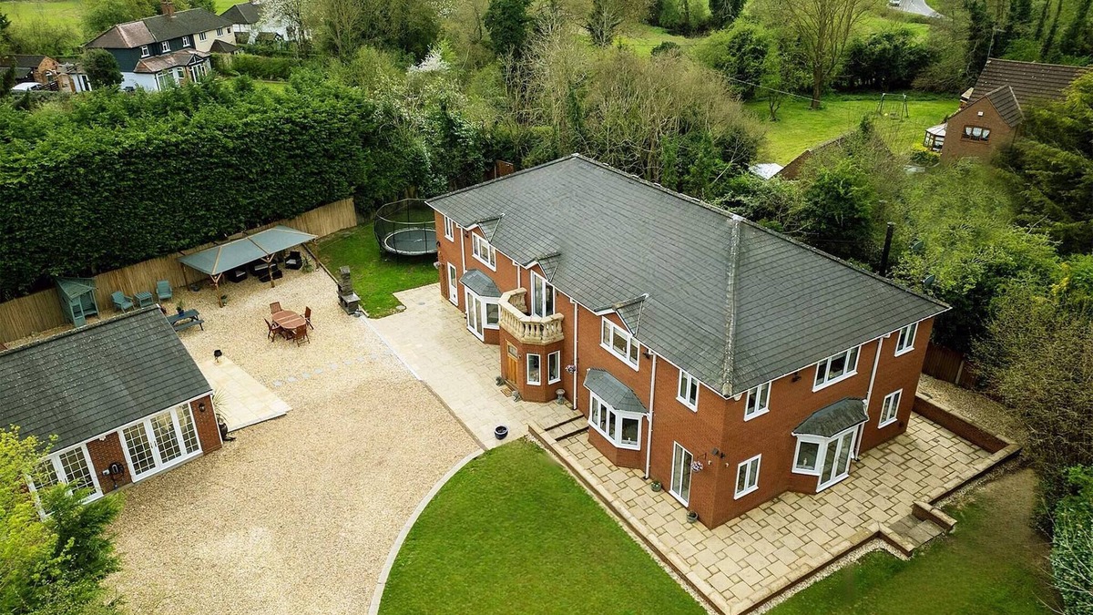 Wixford House | Stratford 4 BR Family Mansion with Pool, Gym & BBQ