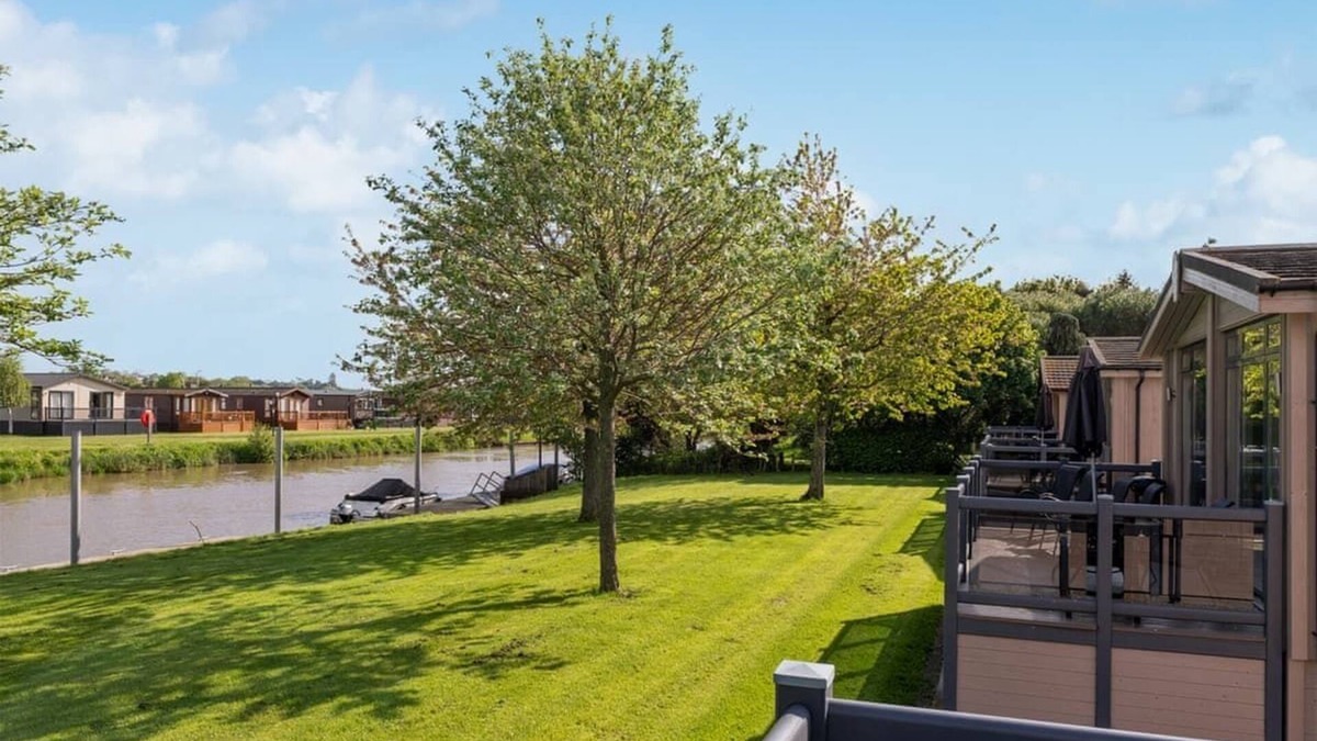Tiddington House | Stratford Caravan WCF (Pet)