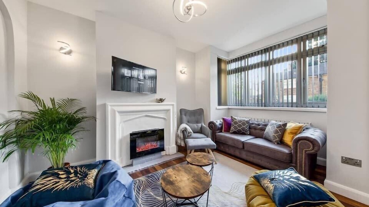West Ham House | Stratford, London - Glamorous Three-Bedroom House