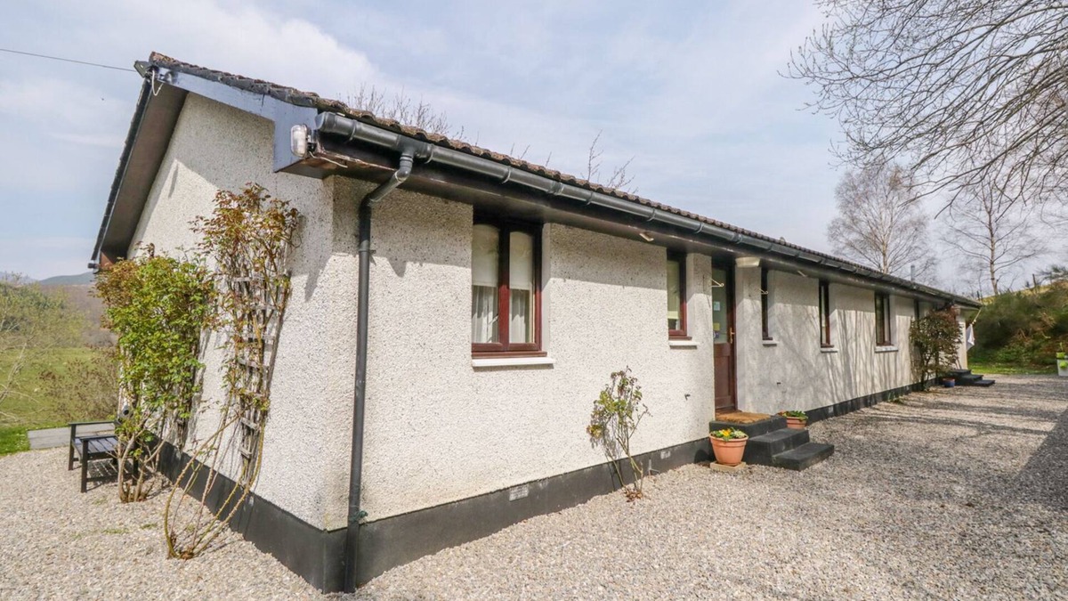 Beauly Cottage | STRATH GLASS VIEW AT HILL HOUSE, with a garden in Cannich