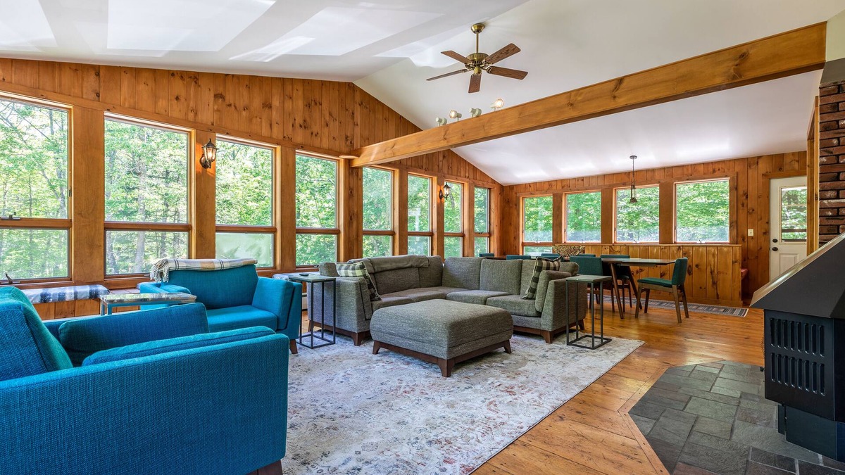 Stratton and Bromley Ski Areas Ski Chalet | Stratton Chalet with Hot Tub and Golf Simulator