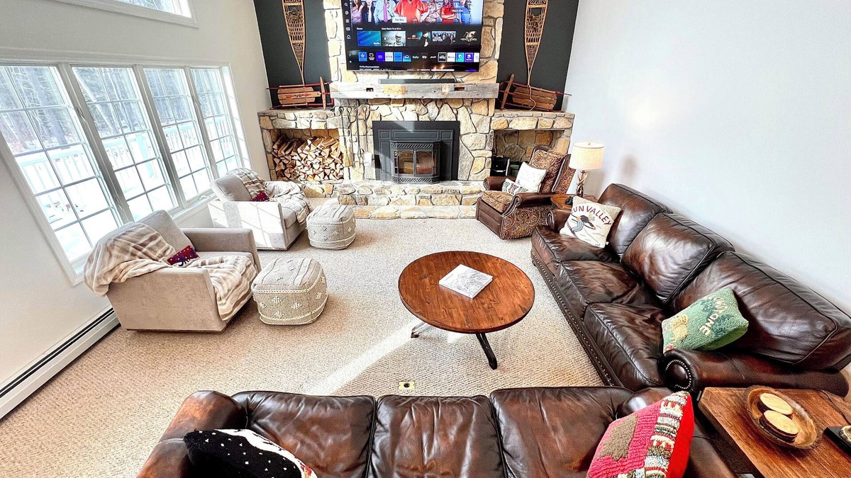 Jamaica House | Stratton MTN Retreat~4BR/10Bed Ski House w/2 MSTRS-Jacuzzi-Game RM-3mins to MTN!