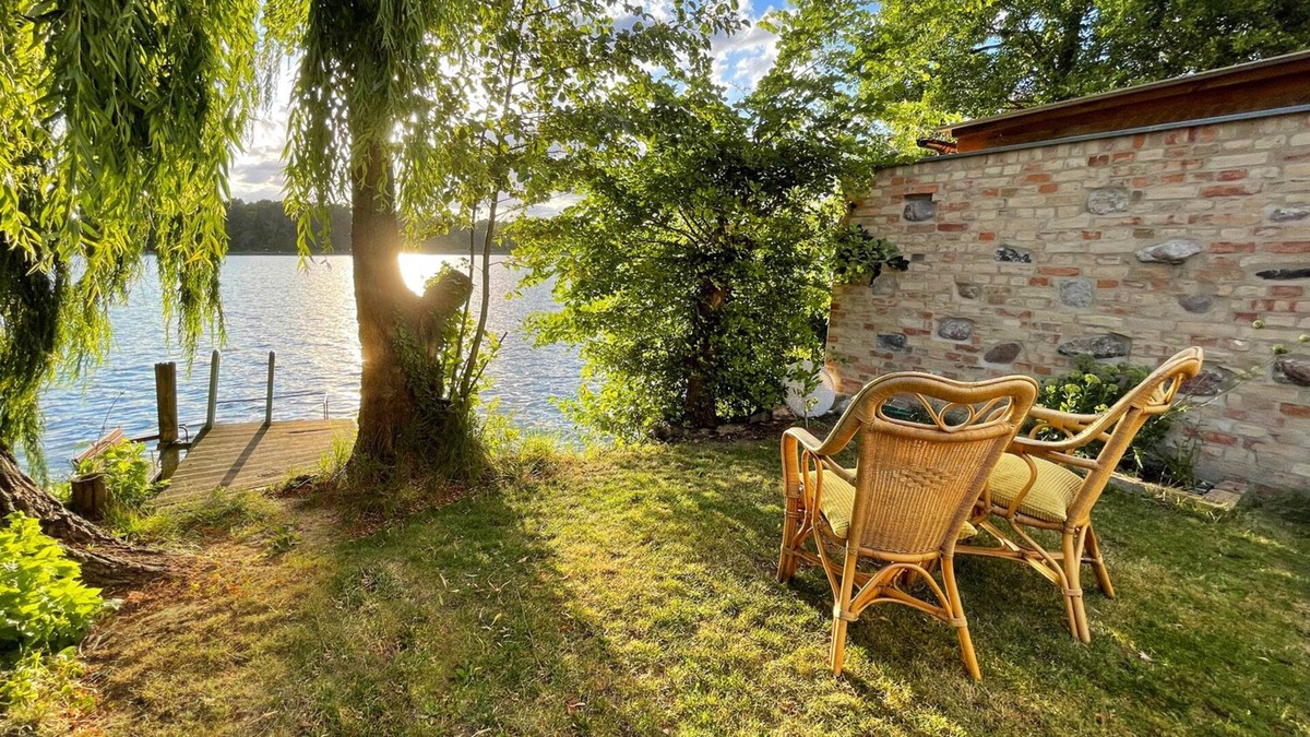 Strausberg Apartment | Straushaus - Wellness hideaway directly on Straussee with sauna, pedal boat & fireplace