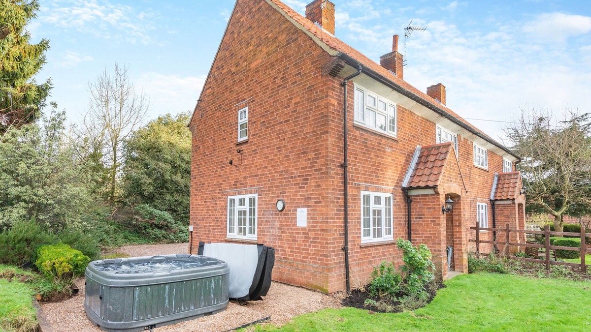 Halam House | Strawberry Cottage - Southwell