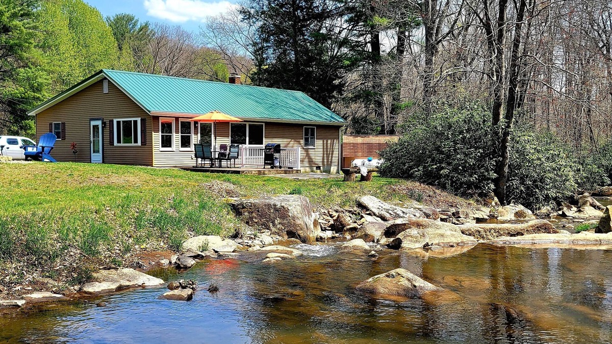 Farmington Cabin | Streamside Family Friendly Accommodations minutes from Ohiopyle!