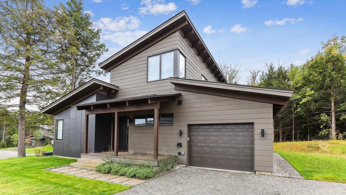 Stowe Area House | Streamside Lodge: 4 br, fireplace, sauna, game room, summer pool!