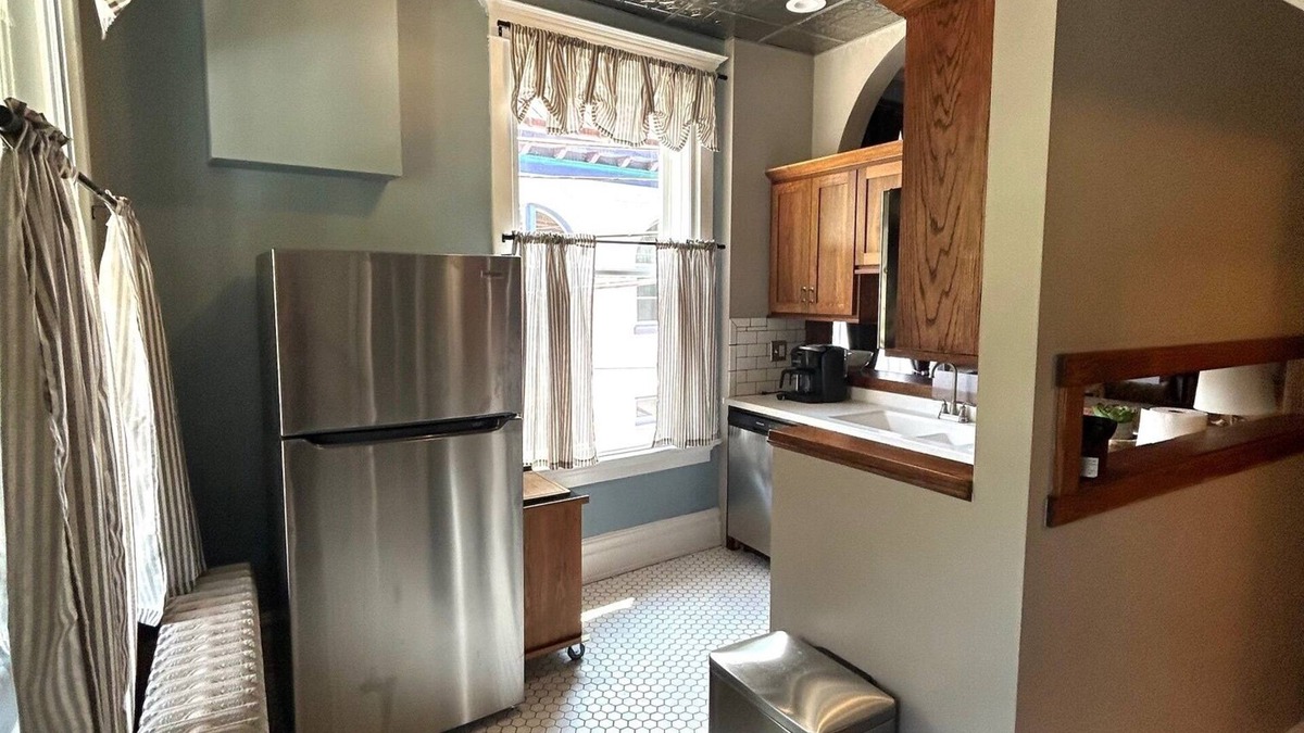 Freeman Apartment | Street Fair is a Charming 3-bedroom apartment in beautiful Bramwell WV