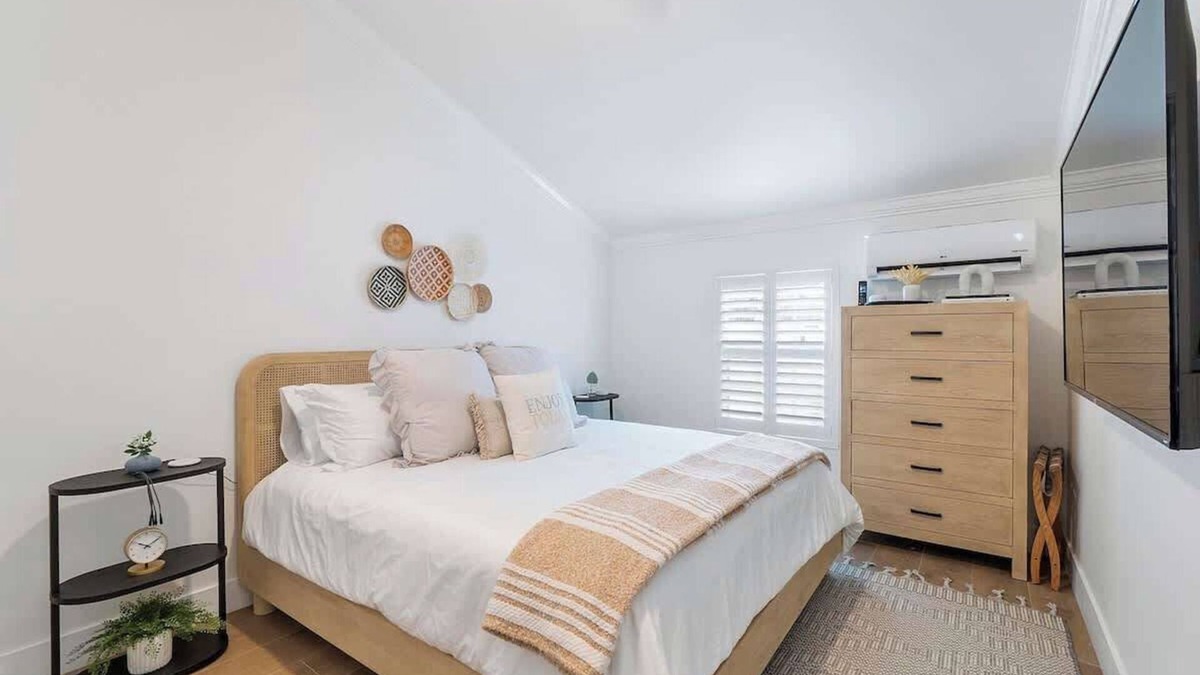 Lake Ridge Apartment | Stress-Free Luxury: Near Beach/Downtown