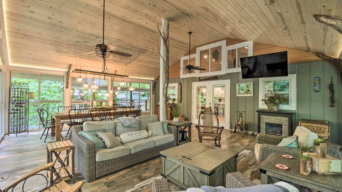 Hiawassee House | Striking Getaway w/Hot Tub, Deck & Lake Access!
