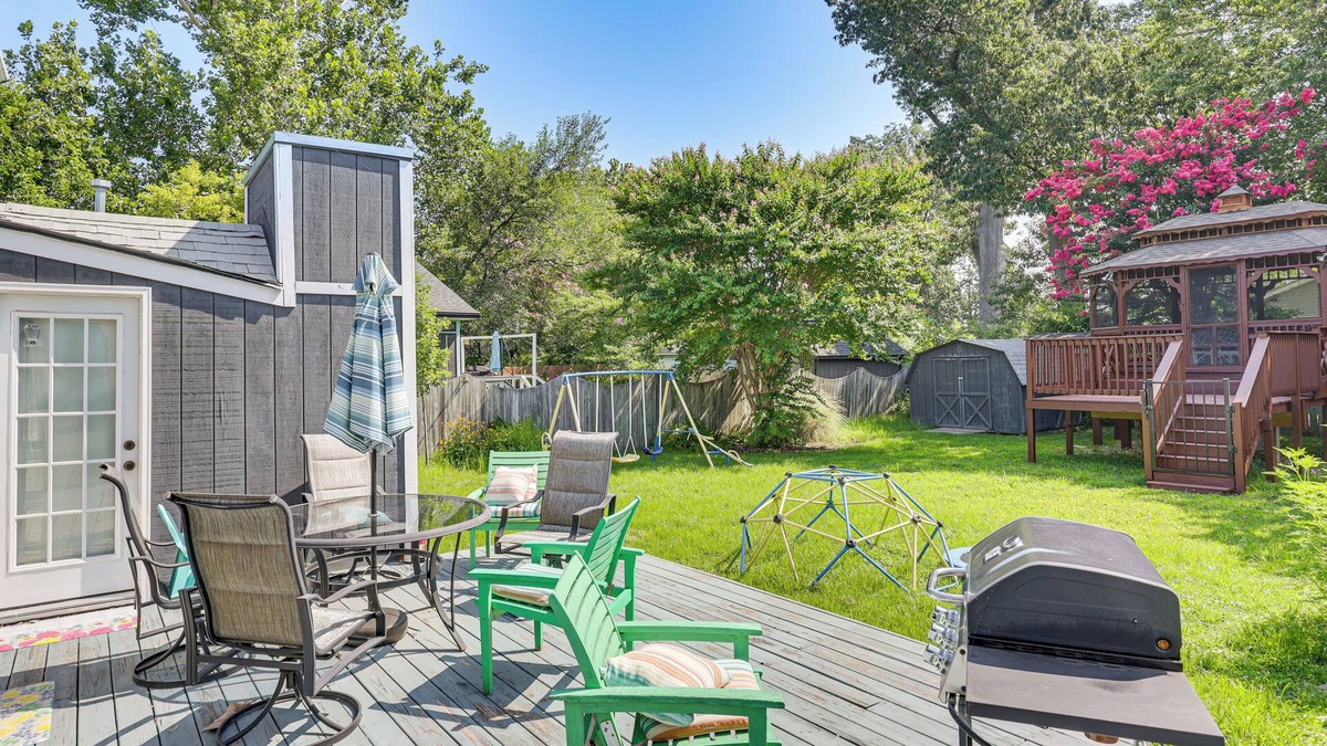 Colonial Beach House | Stroll, Shop & Dine: Cozy Colonial Beach Bungalow