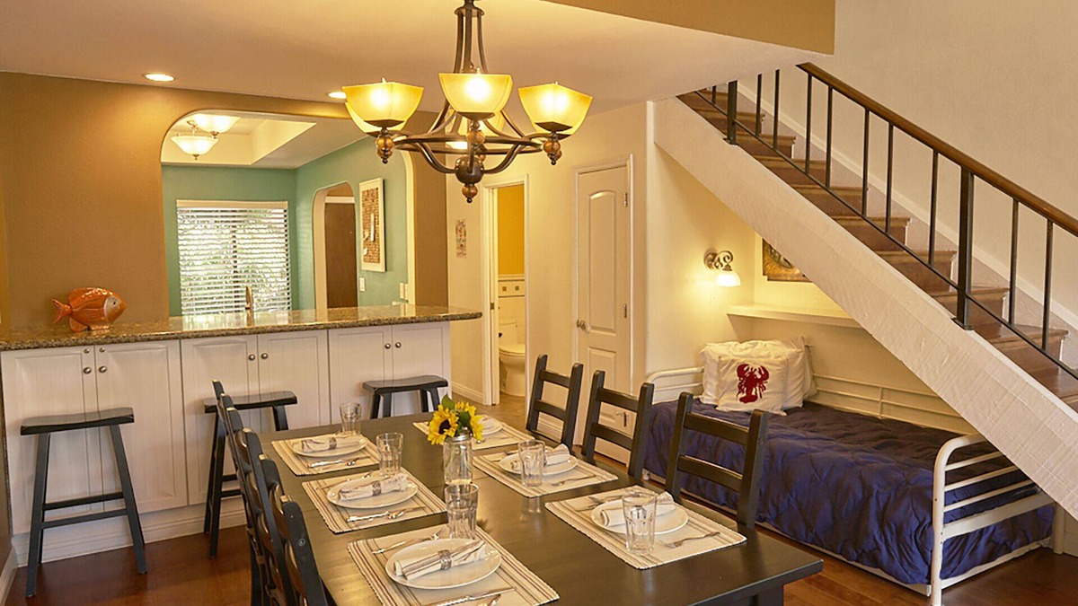 Avalon Condo | Stroll to Beach, Relax in Comfort! Jacuzzi Tub, Jet Shower, BBQ - Top Rated!