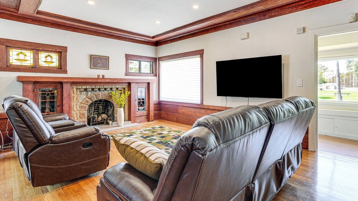 West Alameda House | Stroll to SF Bay Beaches! Cozy Home in Alameda