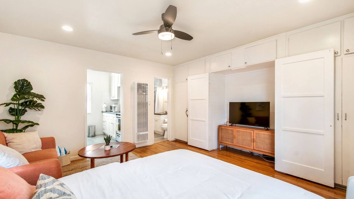 Belmont Shore Apartment | Stroll to the Beach from your 2nd Street Studio