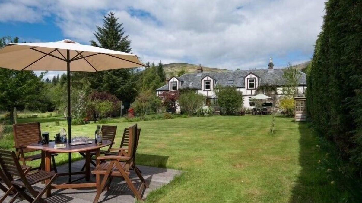 Kilcreggan Cottage | STRONE HOUSE, pet friendly, with hot tub in Helensburgh