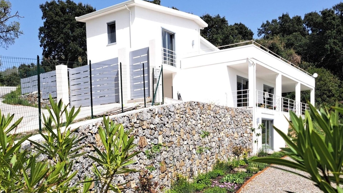 Ispani Apartment | Struttura Moderna e Confortevole con una Vista Meravigliosa sul Golfo