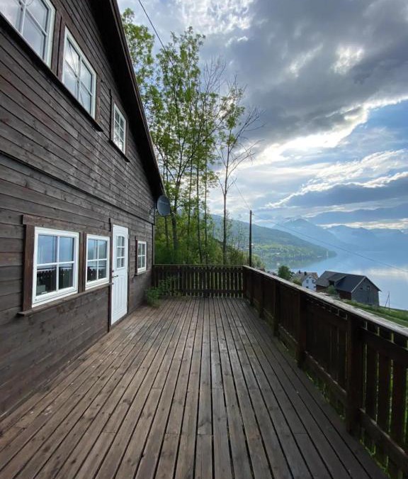 Stryn House | Stryn - Faleide -hytte med fjord og fjell utsikt