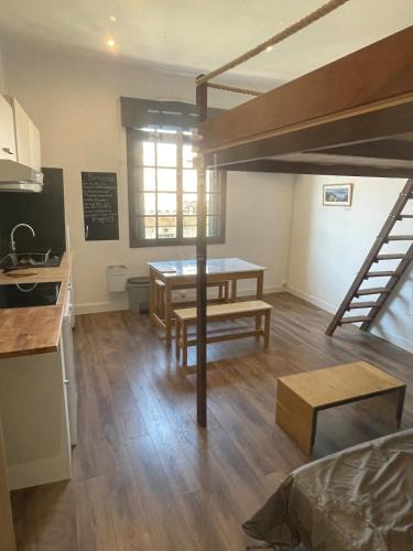 Saint-Michel-l'Observatoire Apartment | Studio climatisé au centre du village