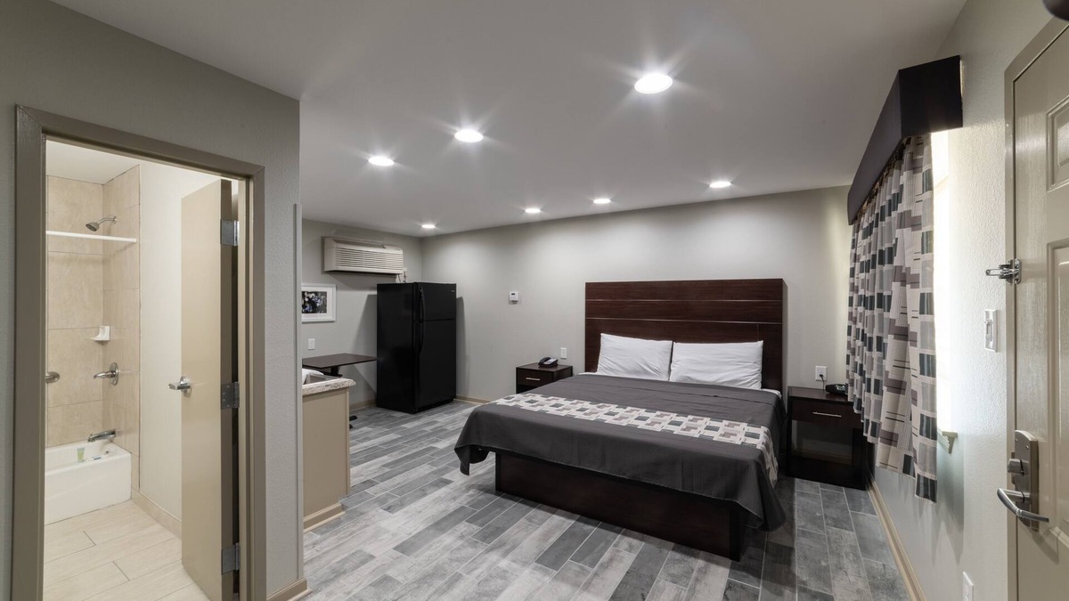 Park Forest - LA North House | Studio, 1 King Bed, Kitchenette - Non-Smoking