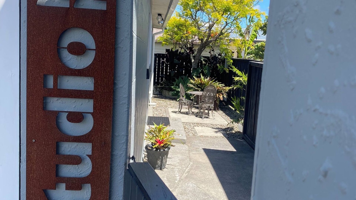 Fitzroy Apartment | STUDIO 22 . 5 minute walk to sand.