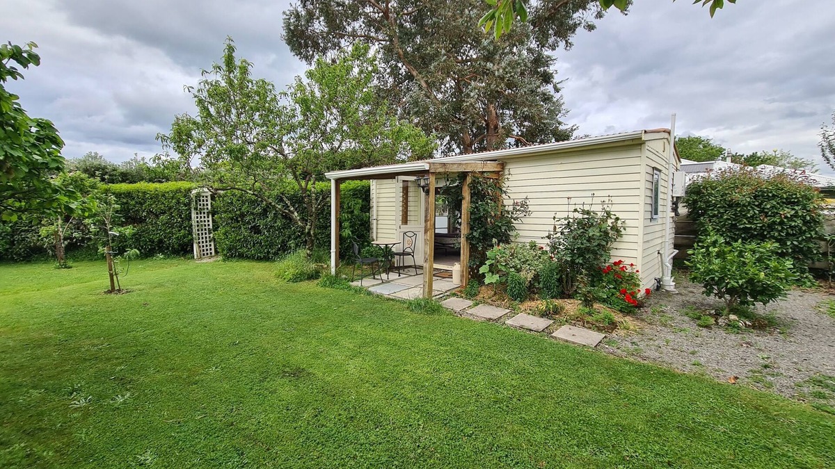 Martinborough Apartment | Studio 25 - a charming room in a country garden setting