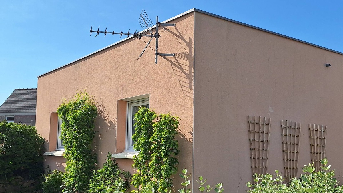 Plougasnou Apartment | Studio 50m2 between fishing port and beach 100m away ideal for 1 couple and 1 child