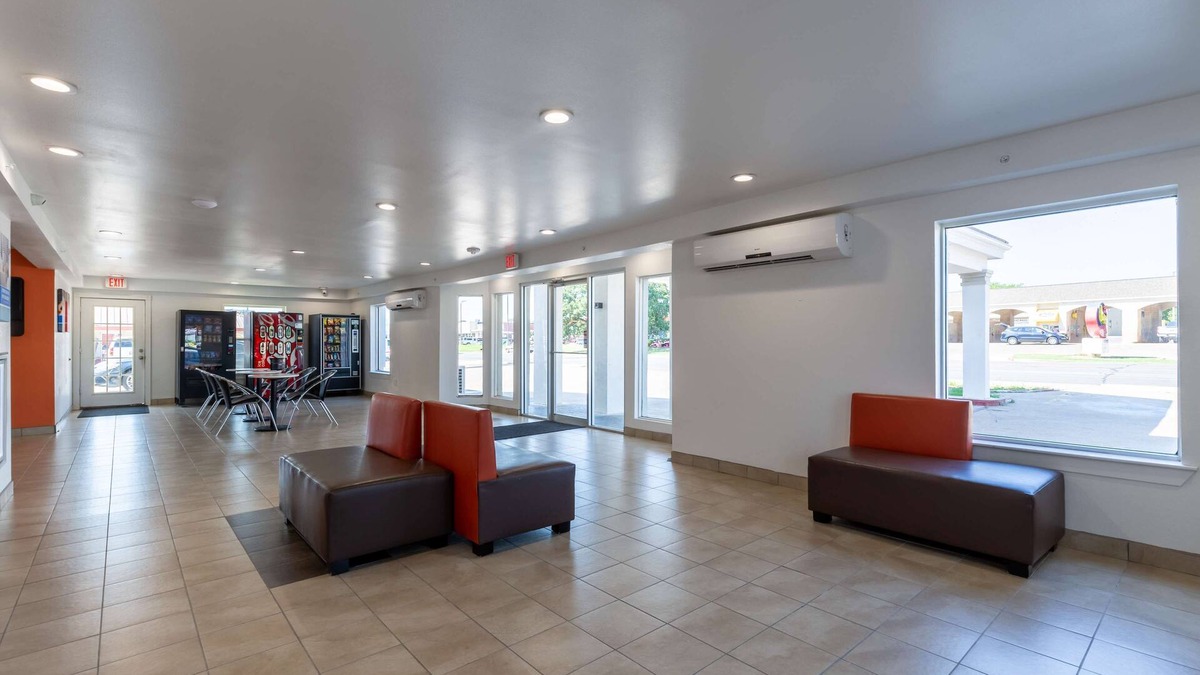 Bryan Hotel | Studio 6 Bryan, TX - University Area