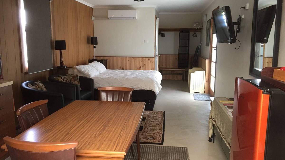 Mount Gambier Apartment | Studio 8 B & B - Perfect central location