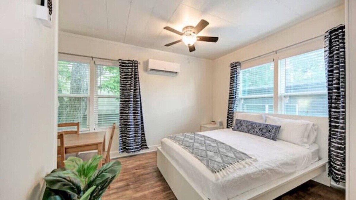 West Campus Condo | Studio-8 near DwntwnATX ZilkerPark University TXn