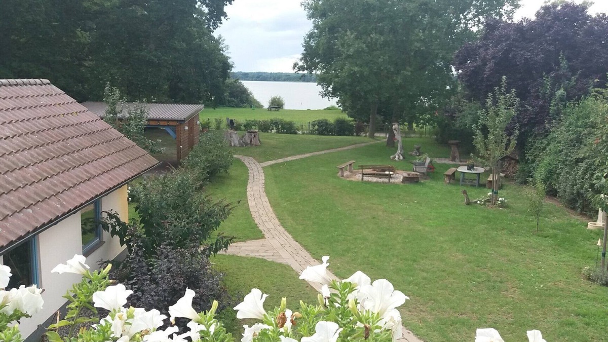 Dobin am See Apartment | Studio Apartment 'Fewo Inselblick - Am Schweriner See' with Lake View, Private Terrace and Wi-Fi