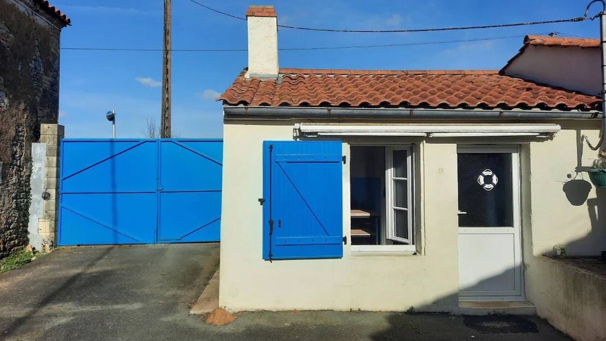 Mareuil-Sur-Lay-Dissais Apartment | Studio Apartment "Gite Entre Terre Et Mer N1" with Shared Heated Pool, Private Terrace & Wi-Fi