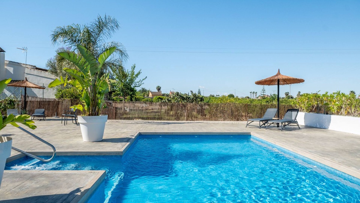 Formentera de Segura Apartment | Studio Apartment 'Suite La Vuelta' with Mountain View, Wi-Fi and Air Conditioning
