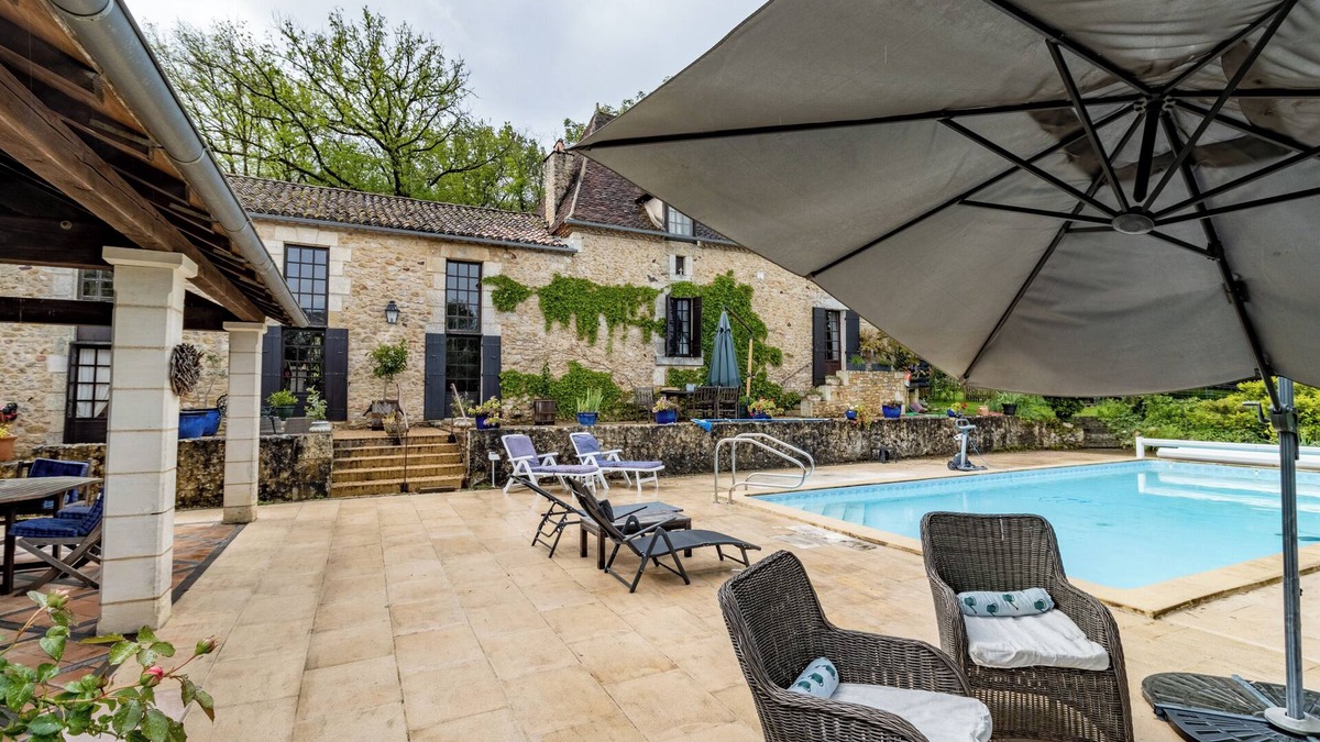 Saint-Amand-de-Vergt Apartment | Studio Apartment 'Petit Gîte Croix Du Sud' with Shared Pool, Shared Terrace and Wi-Fi