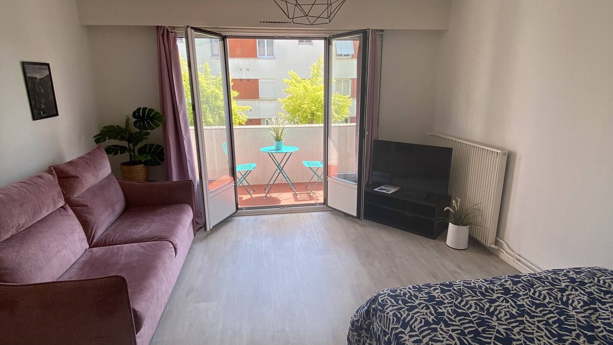 Thorigny-sur-Marne Apartment | Studio Apartment 'Grand Studio Avec Loggia' with Private Terrace, Balcony and Wi-Fi