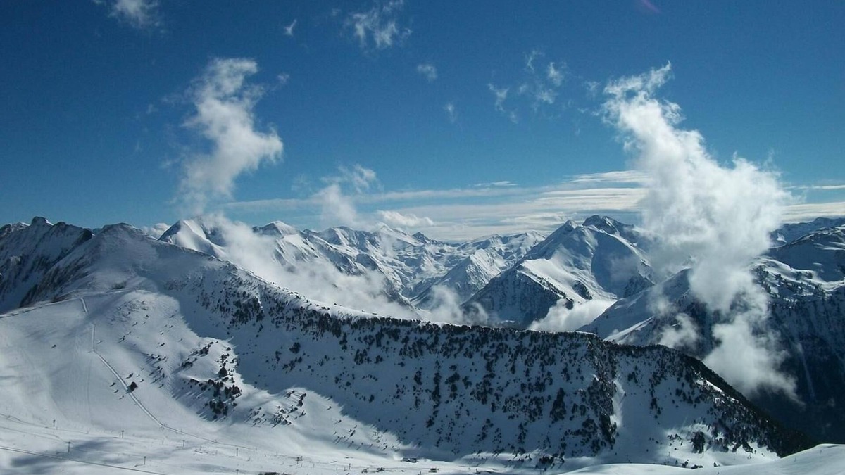 Saint-Lary-Soulan Apartment | Studio Apartment "Pieds Des Pistes" with Wi-Fi