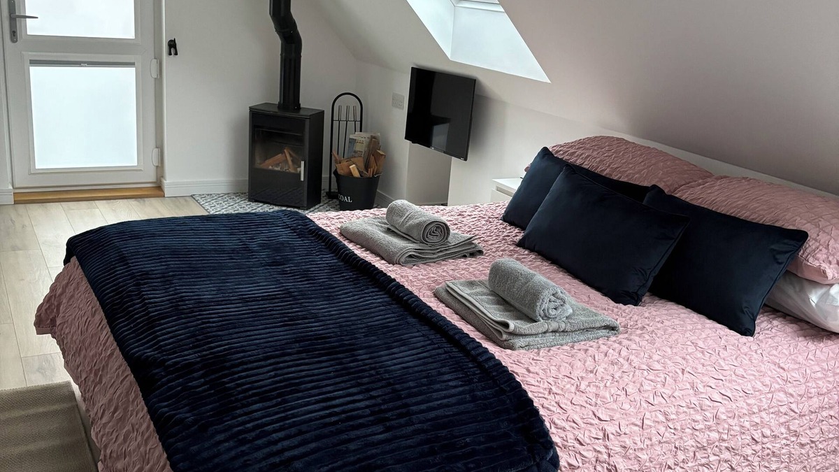 Bury St Edmunds Apartment | Studio Apartment bordering the Ickworth Estate, Pet-Friendly, 5 minutes to Bury!
