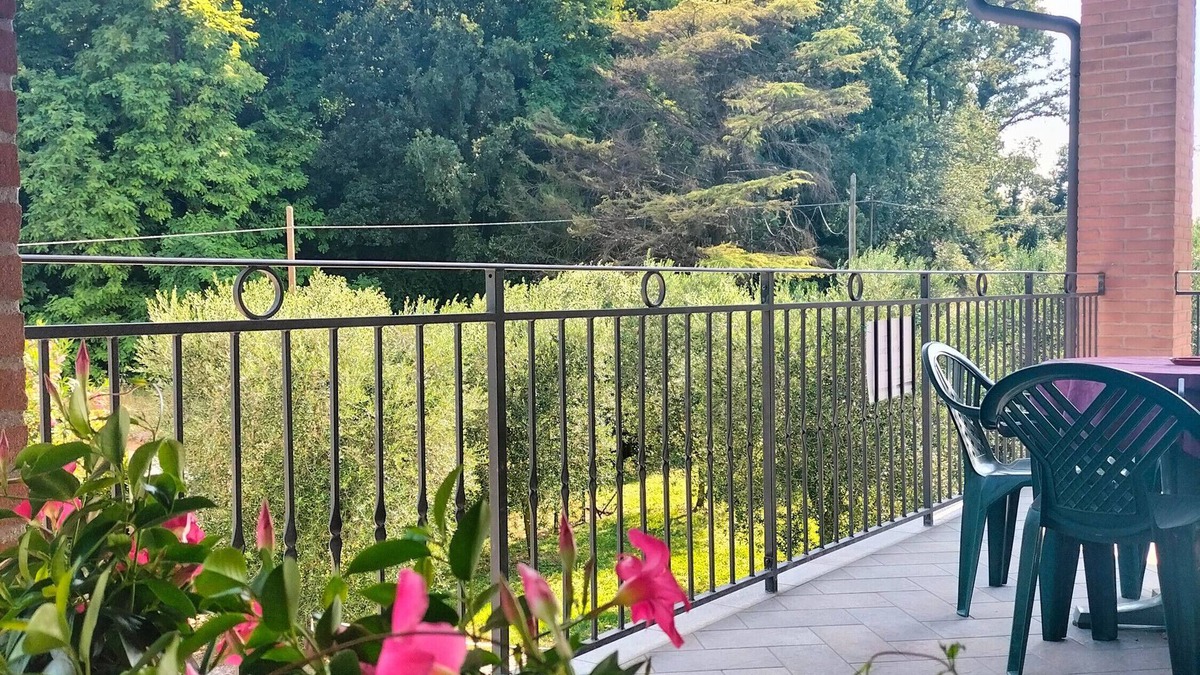 Ponti sul Mincio Apartment | Studio Apartment 'La Scarpina Alloggio N 1' with Private Terrace, Shared Garden and Air Conditioning