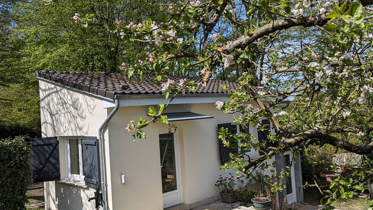 Levis-Saint-Nom Apartment | Studio Apartment 'Tout Confort Jardin Partagé' with Private Terrace, Shared Garden and Wi-Fi