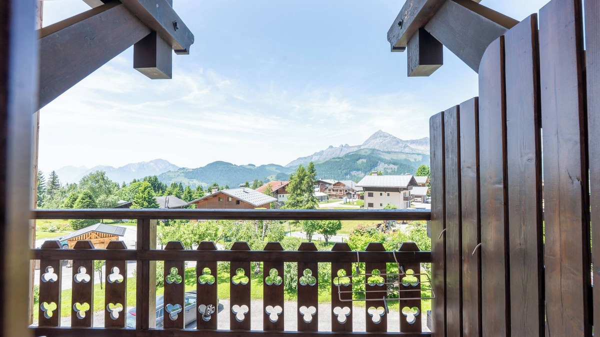 Cohennoz Apartment | Studio Apartment '14 - Charvin' with Mountain View, Shared Garden and Wi-Fi