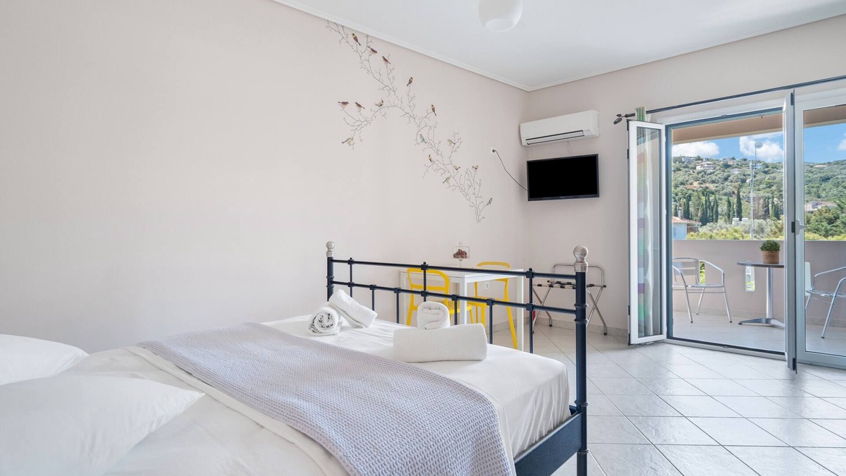Kalligoni Apartment | Studio Apartment 'Alexandros 2 Guests C' with Mountain View, Wi-Fi and Air Conditioning