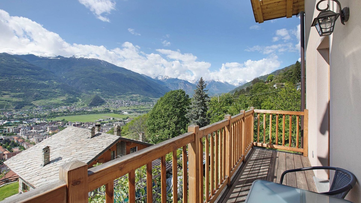 Aosta Apartment | Studio Apartment 'Casa Di Alfredo E Virginia - Noce' with Mountain View, Shared Garden and Wi-Fi