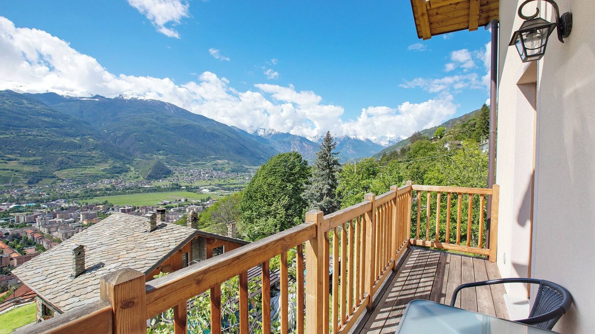 Aosta Apartment | Studio Apartment 'Casa Di Alfredo E Virginia - Tiglio' with Mountain View, Shared Garden and Wi-Fi