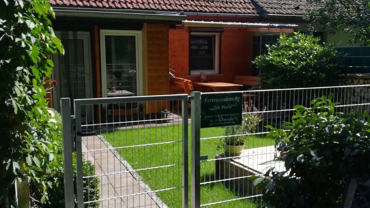 Michendorf Apartment | Studio Apartment 'Ferienwohnung Am Wald' with Private Terrace, Private Garden and Wi-Fi