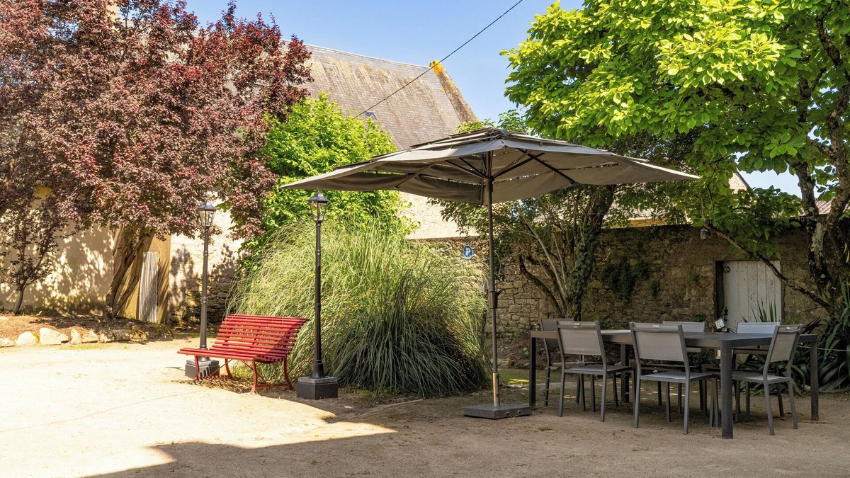 Saint-Herblain Apartment | Studio Apartment 'Manoir De L' Aisnerie - St Exupéry' with Shared Garden and Wi-Fi