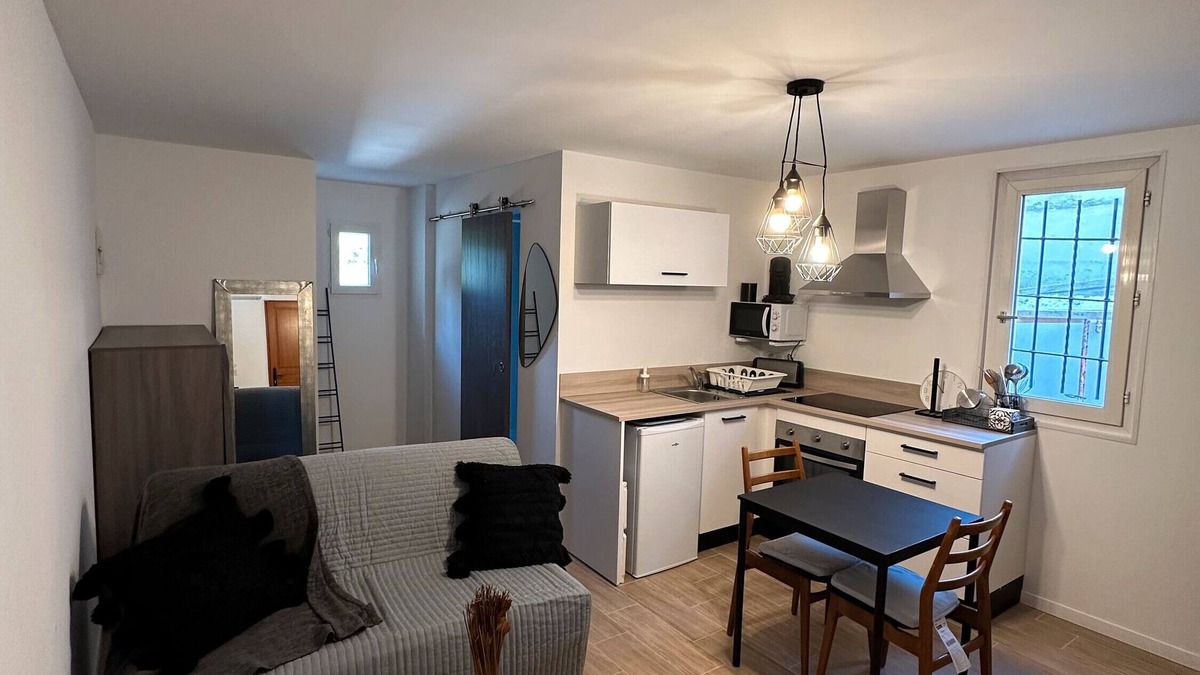 Sollies-Toucas Apartment | Studio Apartment 'Sur Un Domaine D'oliviers' with Mountain View, Wi-Fi and Air Conditioning